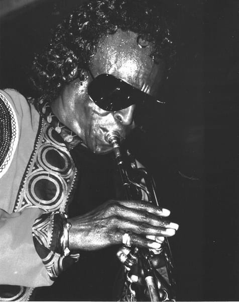 Magnifique photographie en retirage noir et blanc, sur papier photo de Miles Davis.. ( Photographies - Musique - Jazz ) - Miles Davis.