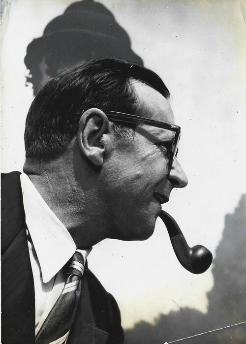 Superbe photographie en tirage argentique de Georges Simenon fumant la pipe.. ( Photographies ) - Georges Simenon.