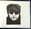 John Lennon. Summer of 1980. Yoko Ono with eight photographers.. ( Rock - The Beatles - Photographies ) - John Lennon - Yoko Ono - Allan Tannenbaum - ...