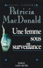 Une Femme sous Surveillance. ( Dédicacé par Patricia MacDonald ).. Patricia MacDonald. 