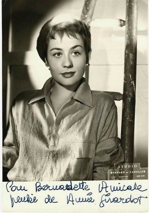 Photographie argentique du Studio Bernard et Vauclair, au format carte postale, représentant Annie Girardot, avec belle dédicace de cette dernière.. ( ...