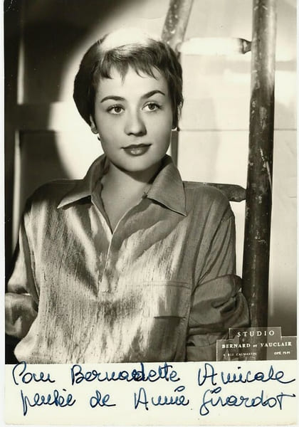 Photographie argentique du Studio Bernard et Vauclair, au format carte postale, repr&eacute;sentant Annie Girardot, avec belle d&eacute;dicace de cette derni&egrave;re.. ( ...