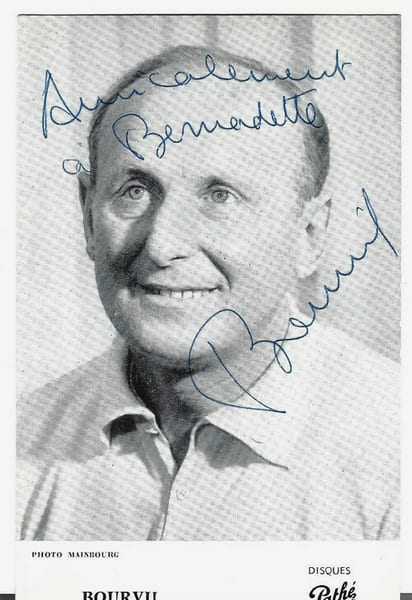 Photographie de Mainbourg, au format carte postale, repr&eacute;sentant Andr&eacute; Raimbourg dit Bourvil, avec belle d&eacute;dicace de ce dernier.. ( Musique - Cartes ...