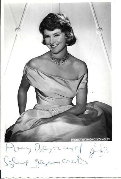 Photographie argentique de Raymond Voinquel au format carte postale, repr&eacute;sentant Sophie Desmarets, avec belle d&eacute;dicace de ce derni&egrave;re.. ( Cin&eacute;ma - ...