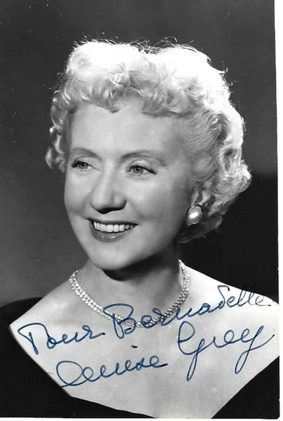Photographie argentique, repr&eacute;sentant Denise Grey, avec cordiale d&eacute;dicace de cette derni&egrave;re.. ( Cin&eacute;ma - Cartes Postales ) - Denise Grey.