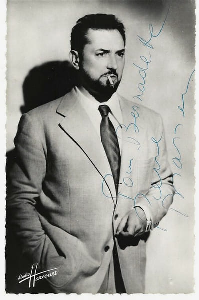 Photographie argentique du Studio Harcourt, au format carte postale, repr&eacute;sentant Pierre Brasseur, avec belle d&eacute;dicace de ce dernier.. ( Cin&eacute;ma - ...