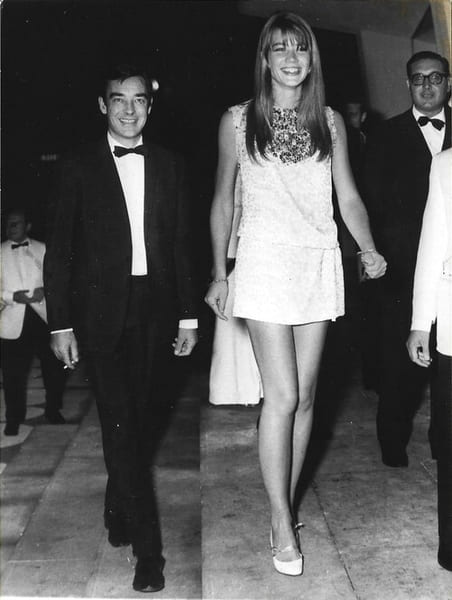 Photographie originale, en tirage argentique, de Fran&ccedil;oise Hardy, portant une robe de Christian Dior, prise pour l'&eacute;mission " Dim Dam Dom ", ...