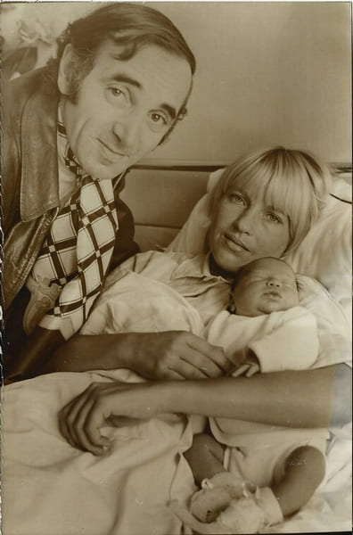 Lot de 2 photographies originales argentiques de Charles Aznavour, prise &agrave; la maternit&eacute;, apr&egrave;s la naissance de Katia Aznavour, quatri&egrave;me des six ...