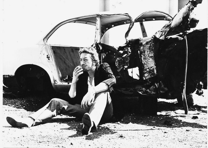 Lot de 3 photographies originales argentiques de Serge Gainsbourg pour la sortie et remise du disque d'or pour l'album " Aux armes et c&aelig;tera ", sorti ...