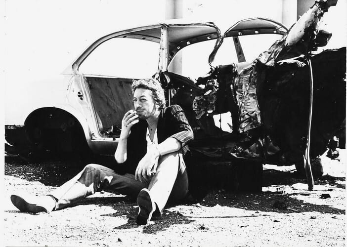 Lot de 3 photographies originales argentiques de Serge Gainsbourg pour la sortie et remise du disque d'or pour l'album " Aux armes et c&aelig;tera ", sorti ...