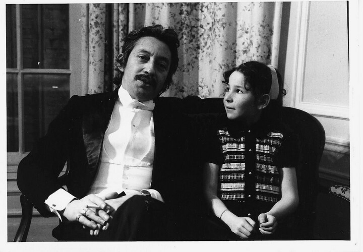 Photographie originale argentique de Serge Gainsbourg et Agathe Deschamps, extraite du t&eacute;l&eacute;film r&eacute;alis&eacute; par Jean-Pierre Marchand, diffus&eacute; sur FR3 en ...