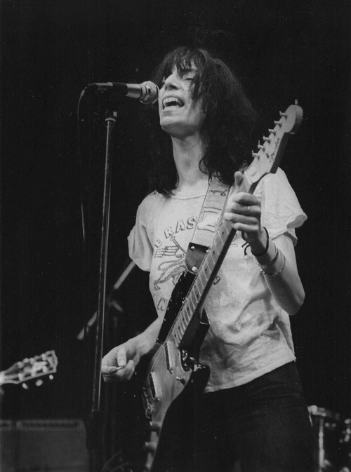 Patti Smith : Superbe photographie originale, argentique, en noir et blanc, de l'artiste, sur sc&egrave;ne, lors d'un concert, fin des ann&eacute;es 70.. ( ...