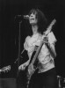 Patti Smith : Superbe photographie originale, argentique, en noir et blanc, de l'artiste, sur sc&egrave;ne, lors d'un concert, fin des ann&eacute;es 70.. ( ...