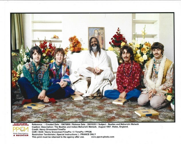 Magnifique photographie en retirage argentique couleurs, des Beatles avec le gourou Maharishi Mahesh Yogi, prise au Bangor Normal College &agrave; Bangor, au ...