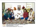 Magnifique photographie en retirage argentique couleurs, des Beatles avec le gourou Maharishi Mahesh Yogi, prise au Bangor Normal College &agrave; Bangor, au ...