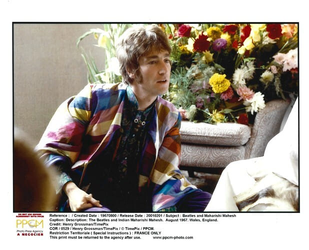Magnifique photographie en retirage argentique couleurs, de John Lennon, des Beatles, avec le gourou Maharishi Mahesh Yogi, prise au Bangor Normal ...