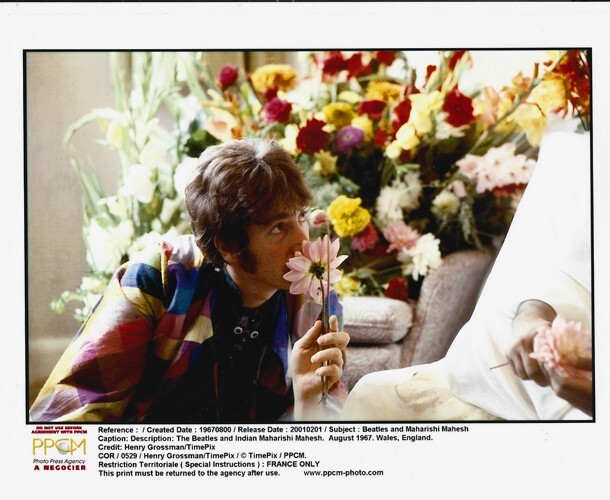 Magnifique photographie en retirage argentique couleurs, de John Lennon, des Beatles, avec le gourou Maharishi Mahesh Yogi, prise au Bangor Normal ...