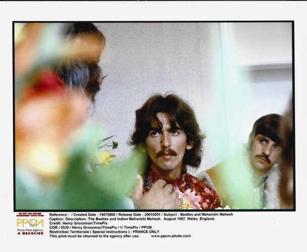 Magnifique photographie en retirage argentique couleurs, de George Harrison, des Beatles, avec le gourou Maharishi Mahesh Yogi, prise au Bangor Normal ...