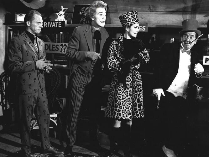 Superbe photographie en tirage argentique de la s&eacute;rie t&eacute;l&eacute;vis&eacute;e " Batman " avec Burgess Meredith dans le r&ocirc;le du Pingouin, C&eacute;sar Romero dans celui du ...