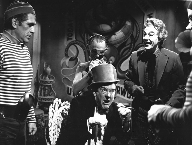 Superbe photographie en tirage argentique de la s&eacute;rie t&eacute;l&eacute;vis&eacute;e " Batman " avec Burgess Meredith dans le r&ocirc;le du Pingouin, C&eacute;sar Romero dans celui du ...