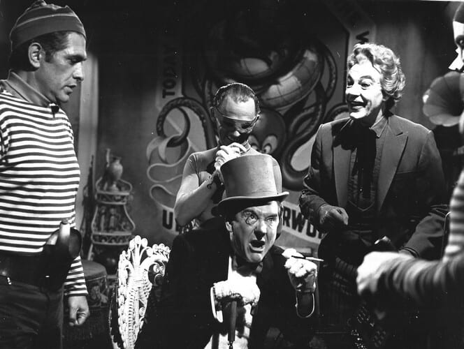 Superbe photographie en tirage argentique de la s&eacute;rie t&eacute;l&eacute;vis&eacute;e " Batman " avec Burgess Meredith dans le r&ocirc;le du Pingouin, C&eacute;sar Romero dans celui du ...