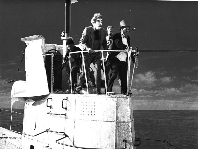 Superbe photographie en tirage argentique de la s&eacute;rie t&eacute;l&eacute;vis&eacute;e " Batman " avec Burgess Meredith dans le r&ocirc;le du Pingouin, C&eacute;sar Romero dans celui du ...