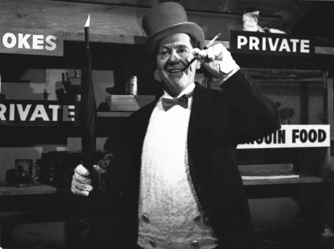 Superbe photographie en tirage argentique de la s&eacute;rie t&eacute;l&eacute;vis&eacute;e " Batman " avec Burgess Meredith dans le r&ocirc;le du Pingouin.. ( Photographies - Batman - ...
