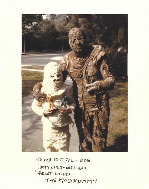 Bob Burns : The Mad Mummy. Ensemble de 3 superbes documents sign&eacute;s par Bob Burns. Le lot est compos&eacute; Superbe photographie en tirage argentique de la ...