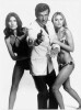 Photographie en tirage argentique en noir et blanc de Sir Roger Moore, entour&eacute; de Britt Eckland et Maud Adams, pour la diffusion t&eacute;l&eacute;vis&eacute;e du film  " ...
