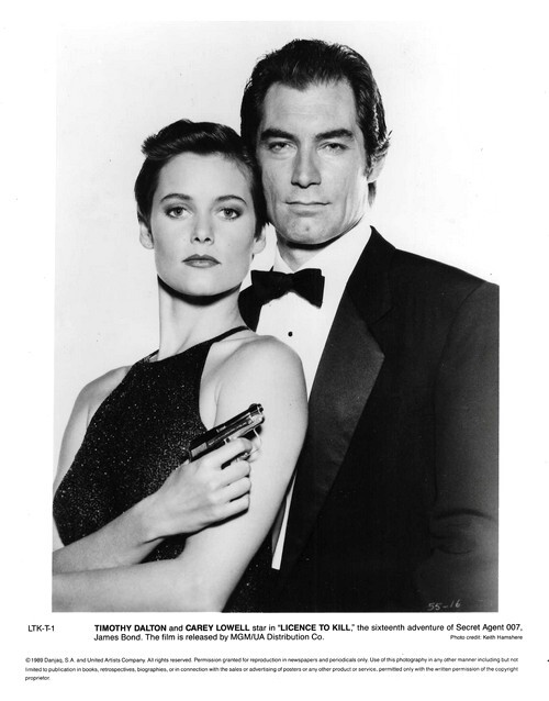 Photographie en tirage argentique en noir et blanc de Timothy Dalton et Carey Lowell, pour le film  " Licence to Kill ".( Permis de tuer ).. ( ...
