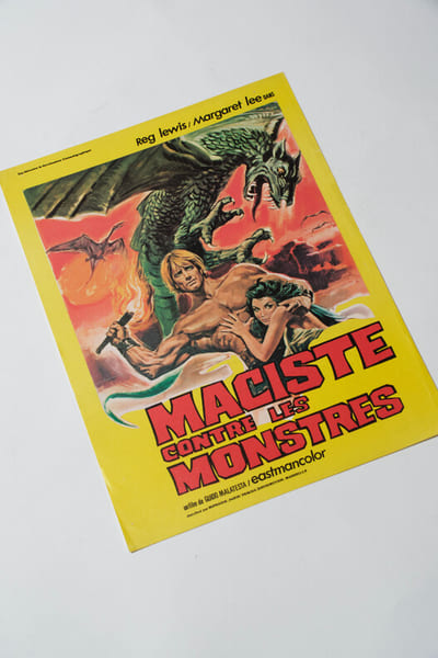 Rare affichette originale d'exploitation en salles, pour le film de italien  " Maciste contre les monstres ( Maciste contro i mostri ) ".. ( Cin&eacute;ma - ...