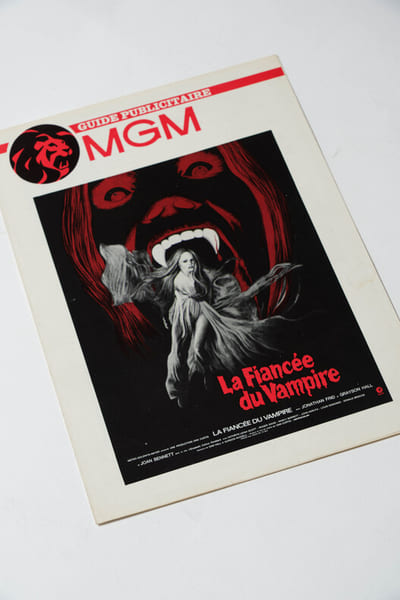 Rare Guide publicitaire MGM avec synopsis original, et affiche du film " La Fianc&eacute;e du Vampire ( House of Dark Shadows ) ".. ( Cin&eacute;ma - Affiches - ...