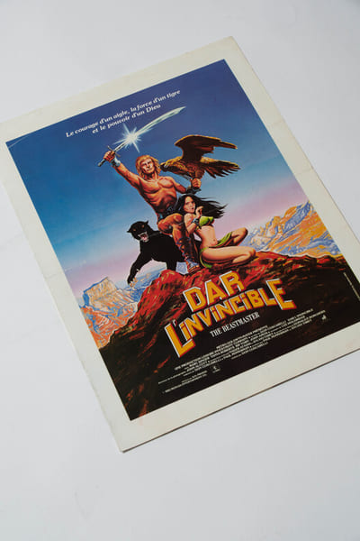 Rare affichette originale d'exploitation en salles, pour le film " Dar l'Invincible ou Le Ma&icirc;tre des b&ecirc;tes ".. ( Cin&eacute;ma - Affiches ) - Don Coscarelli ...