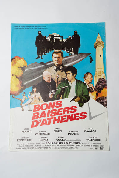 Rare affiche originale, d'exploitation en salles, pour le film " Bons Baisers d'Ath&egrave;nes (Escape to Athena) ".. ( Cin&eacute;ma - Affiches ) - George Cosmatos ...
