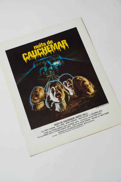 Rare affichette originale, d'exploitation en salles, pour le film am&eacute;ricain " Nuits de cauchemar ( Motel Hell ) ".. ( Cin&eacute;ma - Affiches - Horreur ) - ...