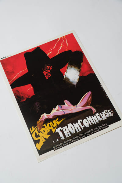 Rare affichette originale, d'exploitation en salles, pour le film espagnol " Le Sadique &agrave; la tron&ccedil;onneuse ".. ( Cin&eacute;ma - Affiches - Horreur ) - Juan ...