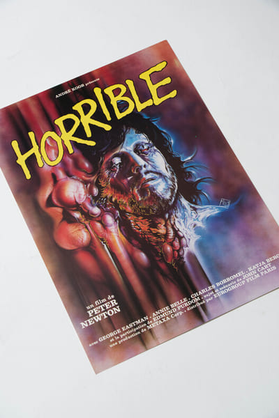 Rare affichette originale, d'exploitation en salles, pour le film italien " Horrible (Rosso sangue) ".. ( Cin&eacute;ma - Affiches - Horreur ) - Joe D'Amato ...