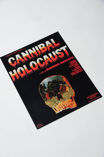 Rare affichette originale, d'exploitation en salles, pour le film italien " Cannibal Holocaust ".. ( Cin&eacute;ma - Affiches - Horreur & Cannibalisme ) - ...