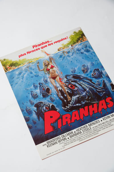 Rare affichette originale, d'exploitation en salles, pour le film am&eacute;ricain " Piranhas ".. ( Cin&eacute;ma - Affiches - Horreur ) - Joe Dante.