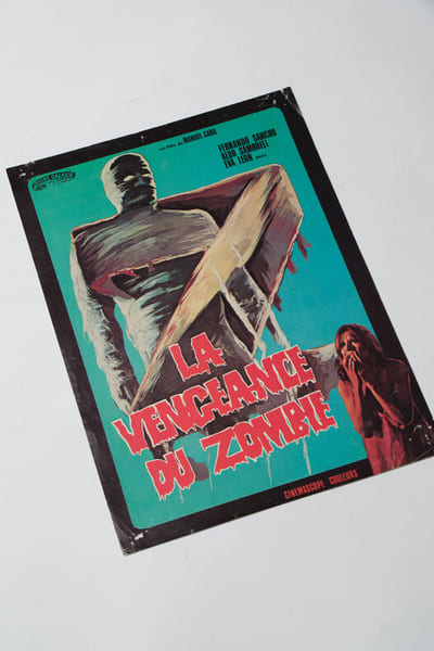 Rare affichette originale, d'exploitation en salles, pour le film espagnol " La Vengeance du Zombie (Vud&uacute; sangriento) ".. ( Cin&eacute;ma - Affiches - ...