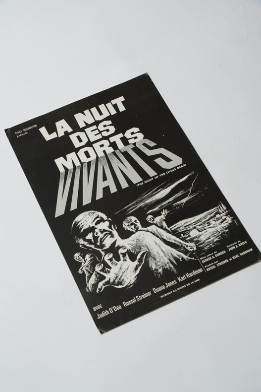 Rare affichette originale, d'exploitation en salles, pour le film am&eacute;ricain " La Nuit des morts-vivants (Night of the Living Dead)  ".. ( Cin&eacute;ma - ...