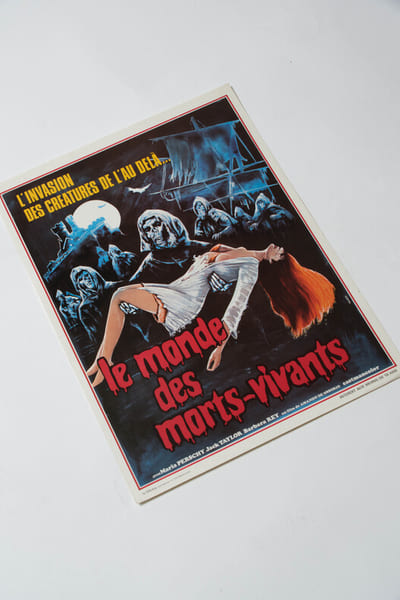 Rare affichette originale, d'exploitation en salles, pour le film espagnol " Le monde des morts-vivants. L'invasion des cr&eacute;atures de l'au del&agrave;...(El ...