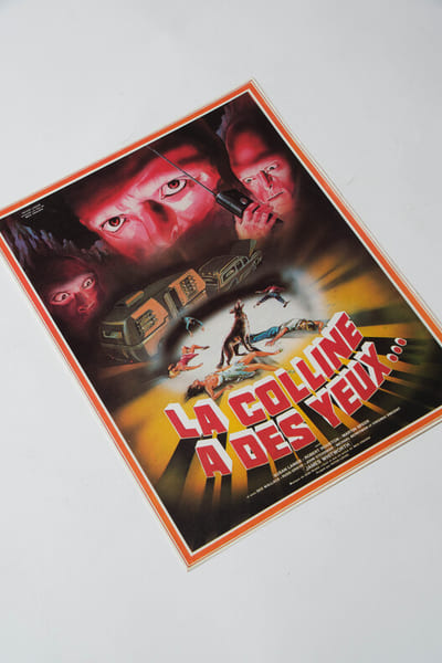 Rare affichette originale, d'exploitation en salles, pour le film am&eacute;ricain " La colline a des yeux  ".. ( Cin&eacute;ma - Affiches - Horreur ) - Wes Craven.