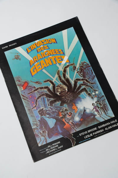 Rare affichette originale et d&eacute;pliant, d'exploitation en salles, pour le film am&eacute;ricain " L'Invasion des araign&eacute;es g&eacute;antes ".. ( Cin&eacute;ma - Affiches - ...