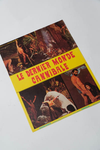 Rare affichette originale, d'exploitation en salles, pour le film italien " Le Dernier Monde Cannibale ( Ultimo mono cannibale )".. ( Cin&eacute;ma - ...