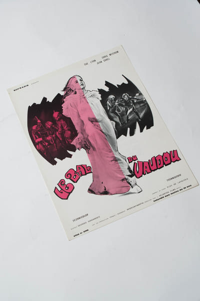 Rare affichette originale, d'exploitation en salles, pour le film franco-espagnol " Le Bal du vaudou (Una gota de sangre para morir amando) ".. ( ...