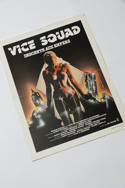 Rare affichette originale, d'exploitation en salles, pour le film am&eacute;ricain " Vice Squad ( Descente aux enfers ) ".. ( Cin&eacute;ma - Affiches - Policier ) ...