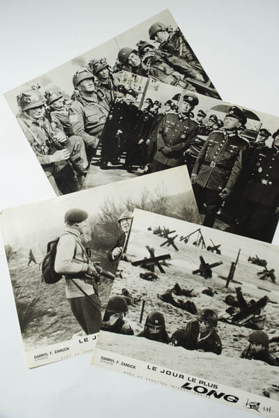 Rare lot de 5 photographies d'exploitation, en noir, avec John Wayne, Robert Mitchum, Jean-Louis Barrault, Bourvil et Curd J&uuml;rgens extraites du film ...