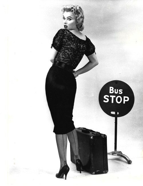 Superbe ensemble de documents sur Marilyn Monroe composé d'une photo en retirage argentique du film " Bus Stop " + 4 cartes postales + 2 publicités + ...