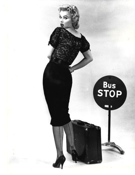 Superbe ensemble de documents sur Marilyn Monroe compos&eacute; d'une photo en retirage argentique du film " Bus Stop " + 4 cartes postales + 2 publicit&eacute;s + ...